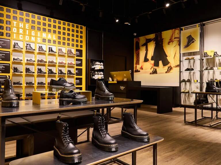 Tras irse de Chile por años: prestigiosa marca británica de zapatos abre nueva tienda en Parque Arauco
