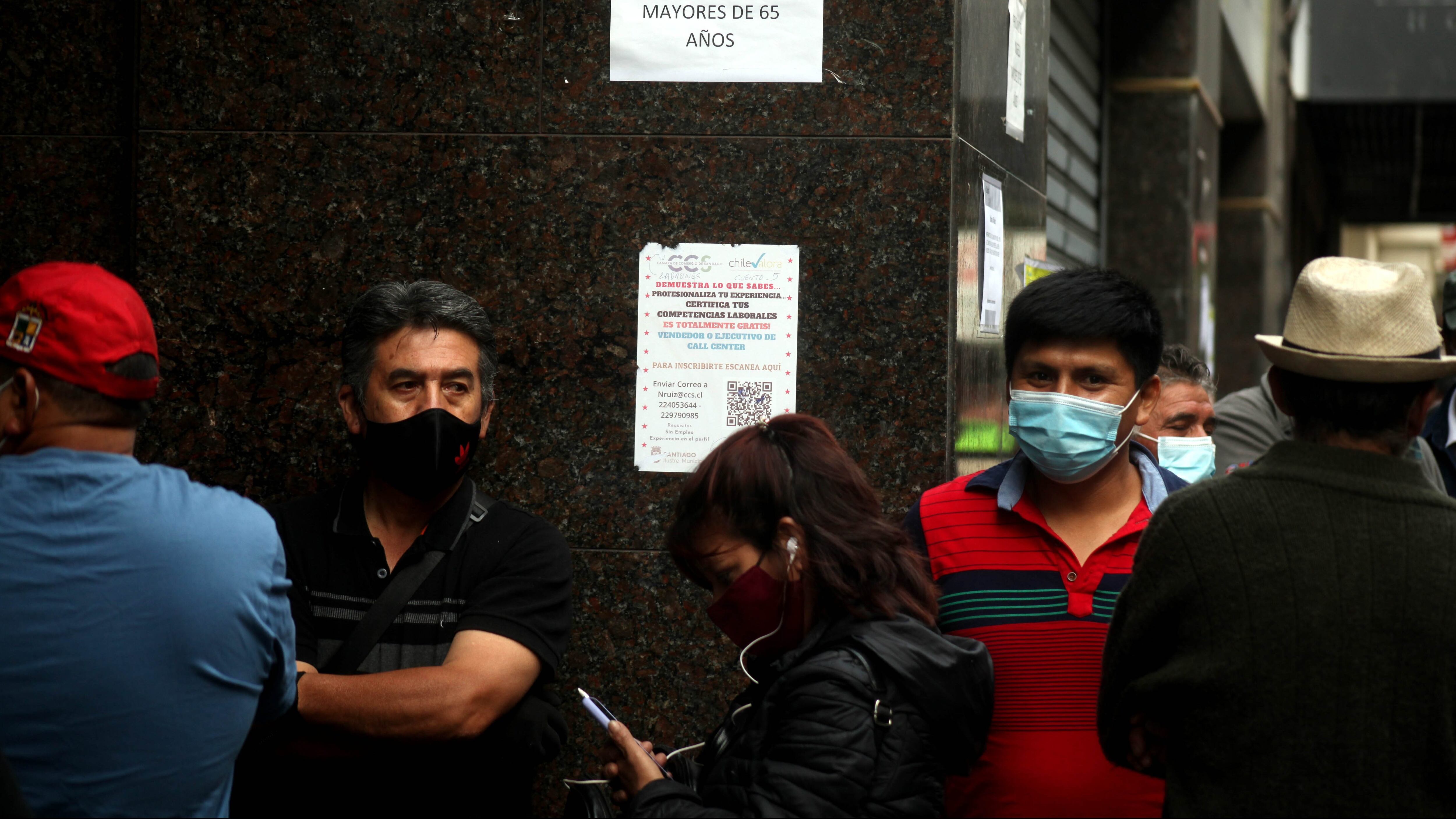 10 DE DICIEMBRE DE 2020/SANTIAGO
Personas realizan fila a las afueras de la AFP Capital para realizar el retiro del segundo 10%, en calle Miraflores, Santiago.
 
FOTO: AILEN DÍAZ/AGENCIAUNO
