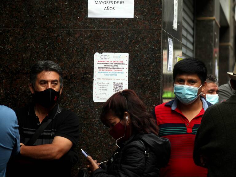 10 DE DICIEMBRE DE 2020/SANTIAGO
Personas realizan fila a las afueras de la AFP Capital para realizar el retiro del segundo 10%, en calle Miraflores, Santiago.
FOTO: AILEN DÍAZ/AGENCIAUNO