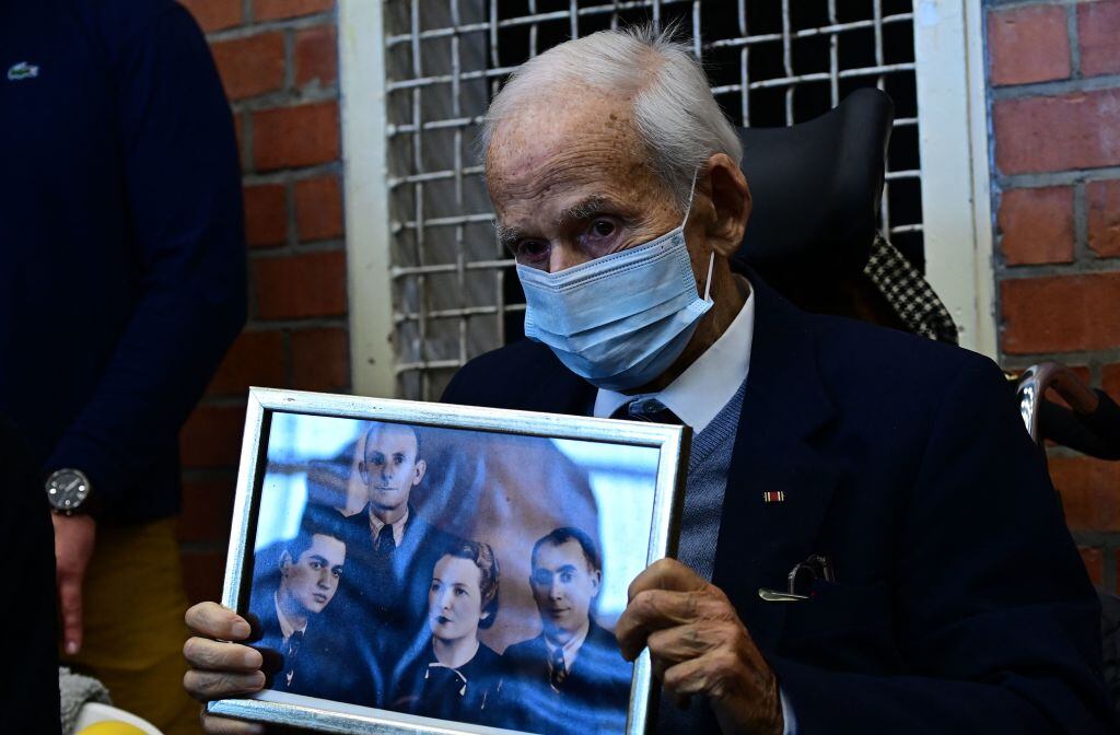 Sobreviviente del holocausto muestra imagen de sus familiares en el tribunal alemán