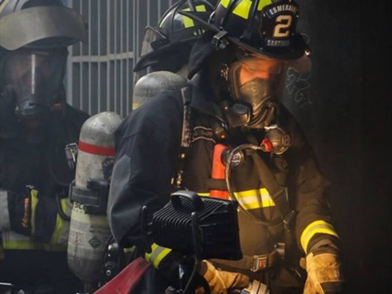 Incendio destruyó fábrica de muebles en La Pintana