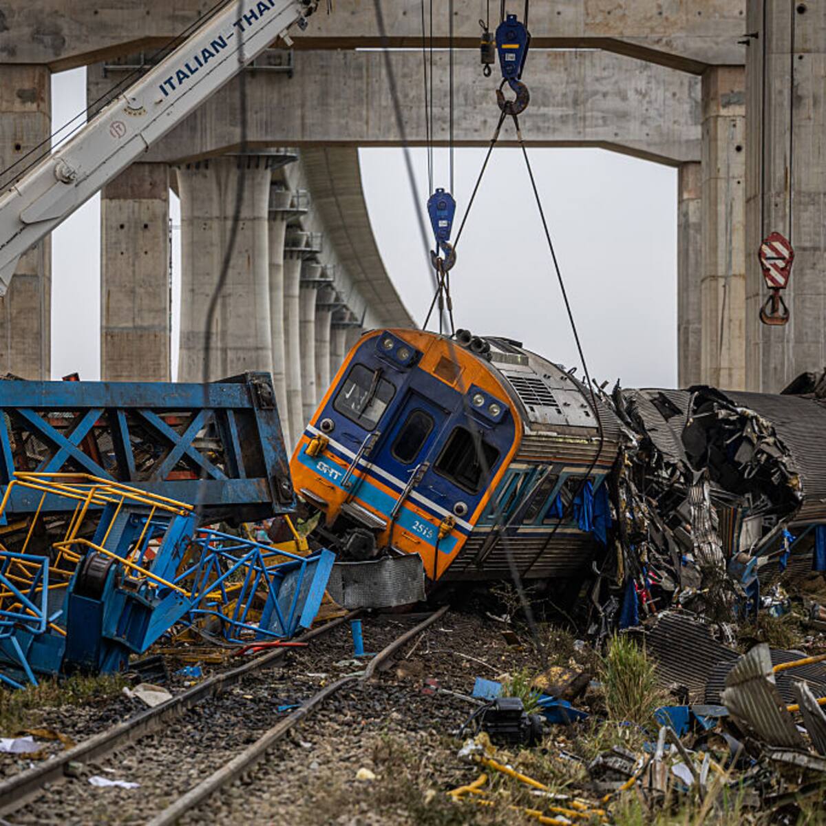 Grúa se desploma sobre tren y provoca incendio en Tailandia: hay 22 muertos y decenas de heridos