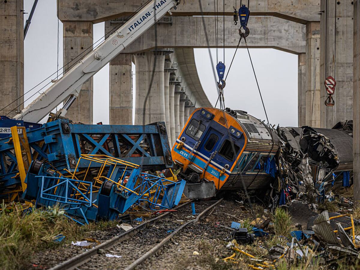 Grúa se desploma sobre tren y provoca incendio en Tailandia: hay 22 muertos y decenas de heridos