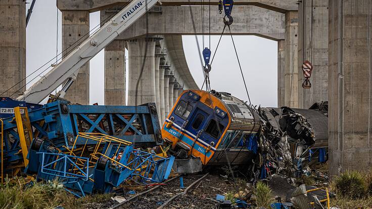 Grúa se desploma sobre tren y provoca incendio en Tailandia: hay 22 muertos y decenas de heridos