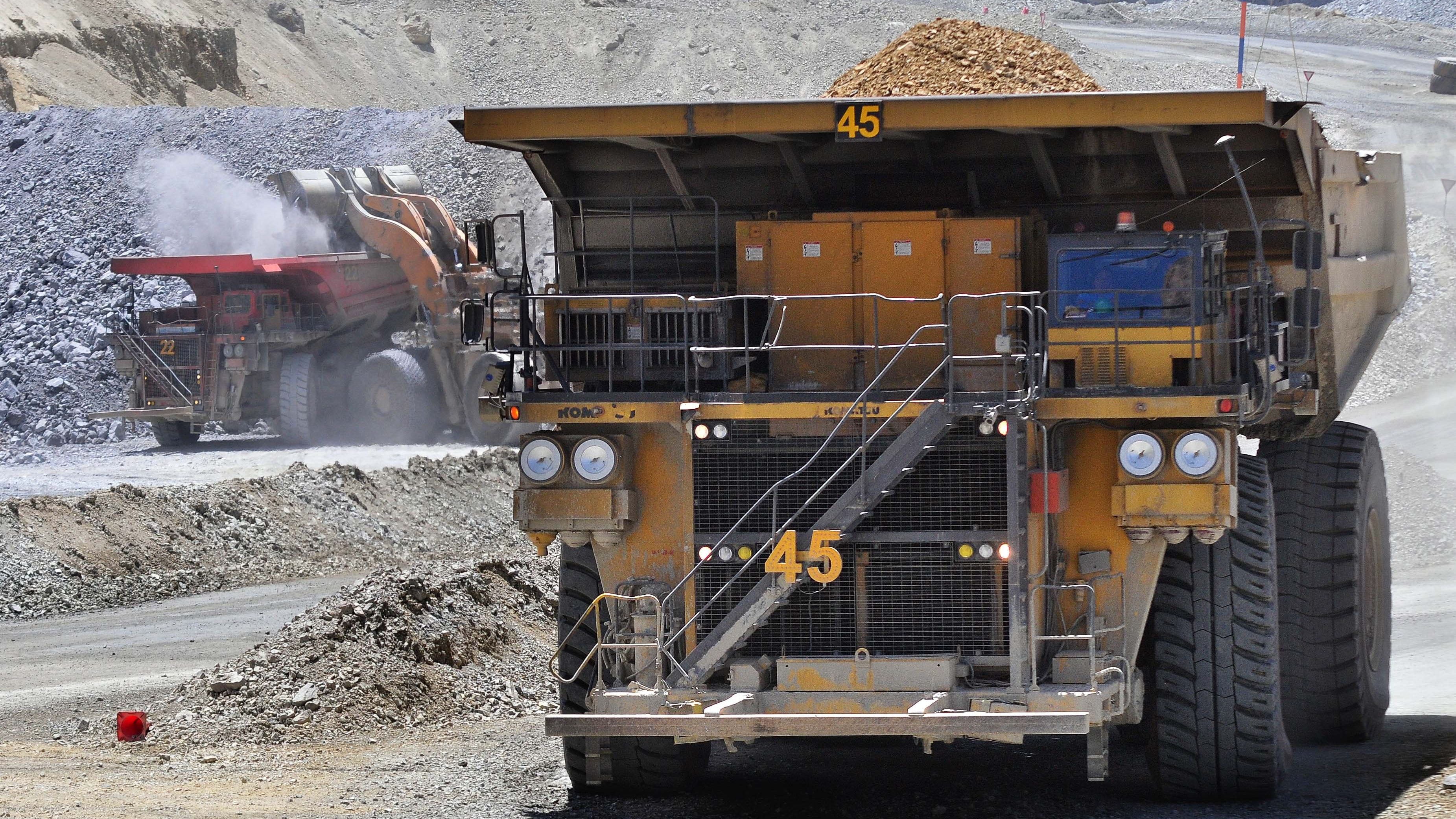 28 de Diciembre de 2011/SANTIAGOLos Bronces es una mina de cobre y molibdeno  del grupo Anglo American, que se explota a rajo abierto. El mineral que se extrae es molido y transportado por un mineroducto de 56 kilómetros a la planta de flotación Las Tórtolas, en la que se produce cobre y molibdeno contenido en concentrados. Además, en la mina se produce cobre en cátodos.Se encuentra ubicada en la Región Metropolitana, a 65 kilómetros de Santiago y a 3.500 metros sobre el nivel del mar.
FOTO:ARIEL MARINKOVIC/AGENCIAUNO