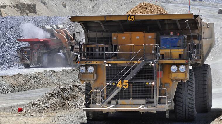 28 de Diciembre de 2011/SANTIAGOLos Bronces es una mina de cobre y molibdeno del grupo Anglo American, que se explota a rajo abierto. El mineral que se extrae es molido y transportado por un mineroducto de 56 kilómetros a la planta de flotación Las Tórtolas, en la que se produce cobre y molibdeno contenido en concentrados. Además, en la mina se produce cobre en cátodos.Se encuentra ubicada en la Región Metropolitana, a 65 kilómetros de Santiago y a 3.500 metros sobre el nivel del mar.
FOTO:ARIEL MARINKOVIC/AGENCIAUNO