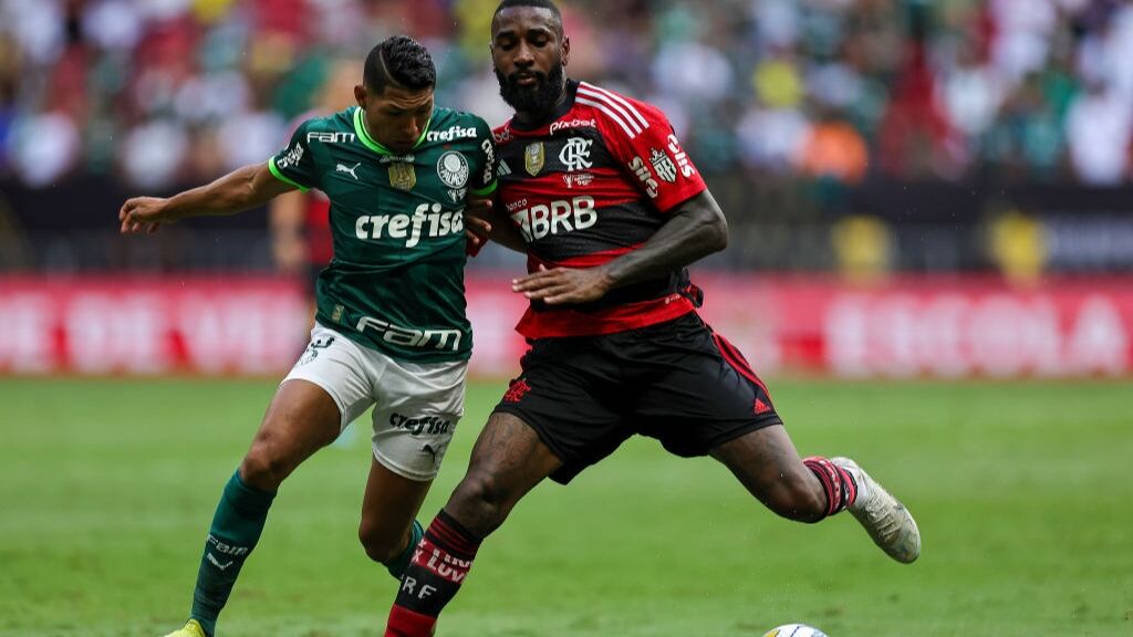 Sólo Arturo Vidal vio acción: Flamengo cae en una frenética definición de la Supercopa de Brasil ante el Palmeiras