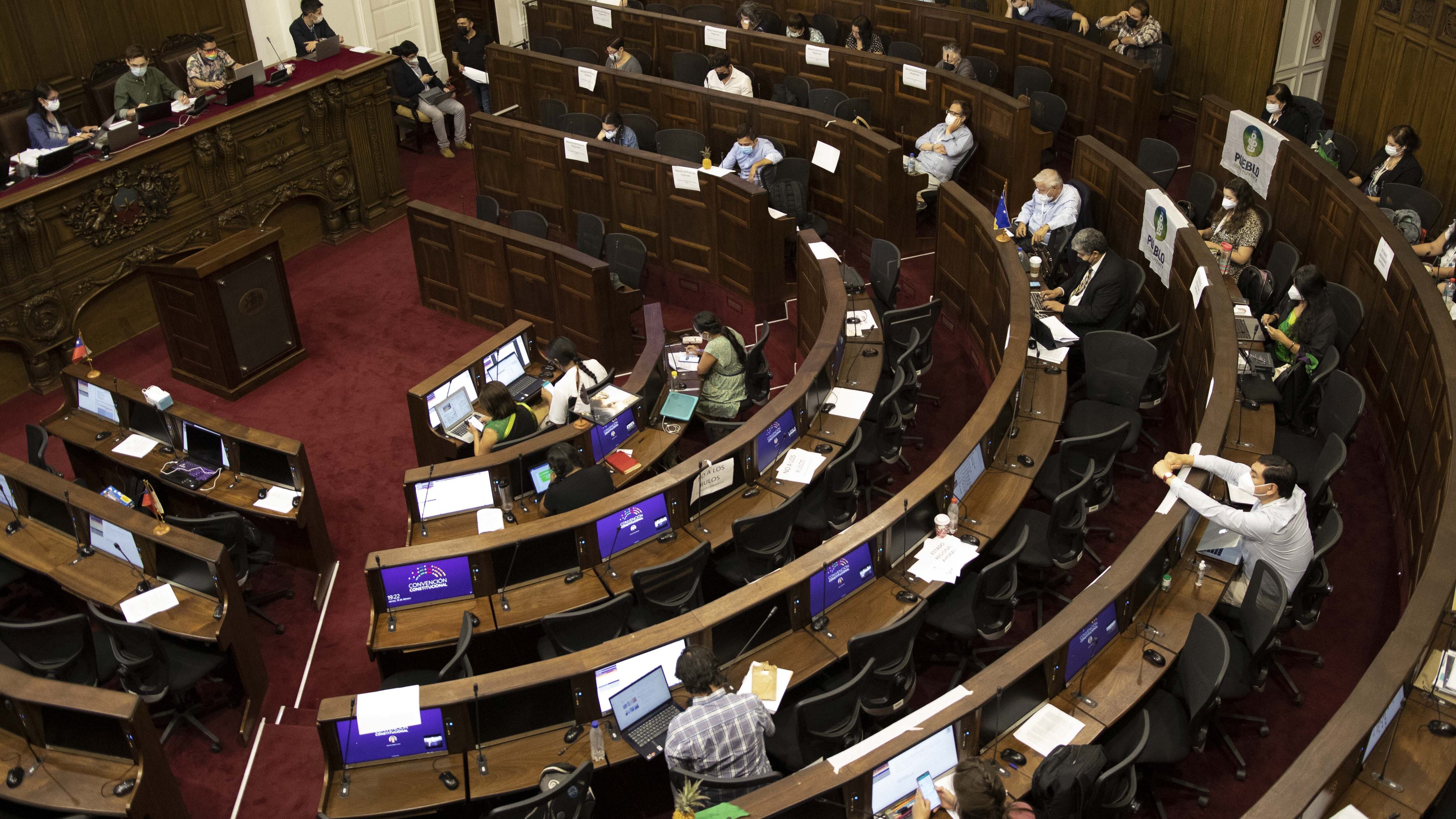 17 de Febrero 2022 / SANTIAGOEl pleno de la Convención constitucional en su cuarto día de deliberación y votación de los artículos elaborados por la Comisión de Forma de Estado.
FOTO: LUIS FELIPE ARAYA / AGENCIAUNO