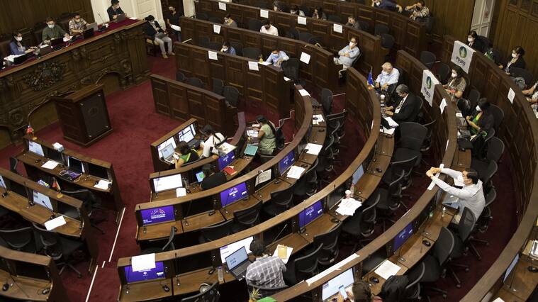 17 de Febrero 2022 / SANTIAGOEl pleno de la Convención constitucional en su cuarto día de deliberación y votación de los artículos elaborados por la Comisión de Forma de Estado.
FOTO: LUIS FELIPE ARAYA / AGENCIAUNO