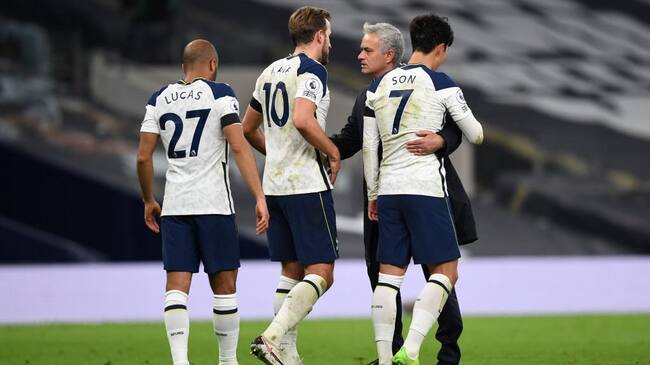 LONDON, ENGLAND - NOVEMBER 21: Lucas Moura, Harry Kane of Tottenham Hotspur, Jose Mourinho, Manager of Tottenham Hotspur and Heung-Min Son of Tottenham Hotspur celebrate following their team's victory in the Premier League match between Tottenham Hotspur and Manchester City at Tottenham Hotspur Stadium on November 21, 2020 in London, England. Sporting stadiums around the UK remain under strict restrictions due to the Coronavirus Pandemic as Government social distancing laws prohibit fans inside venues resulting in games being played behind closed doors. (Photo Neil Hall - by Pool/Getty Images)