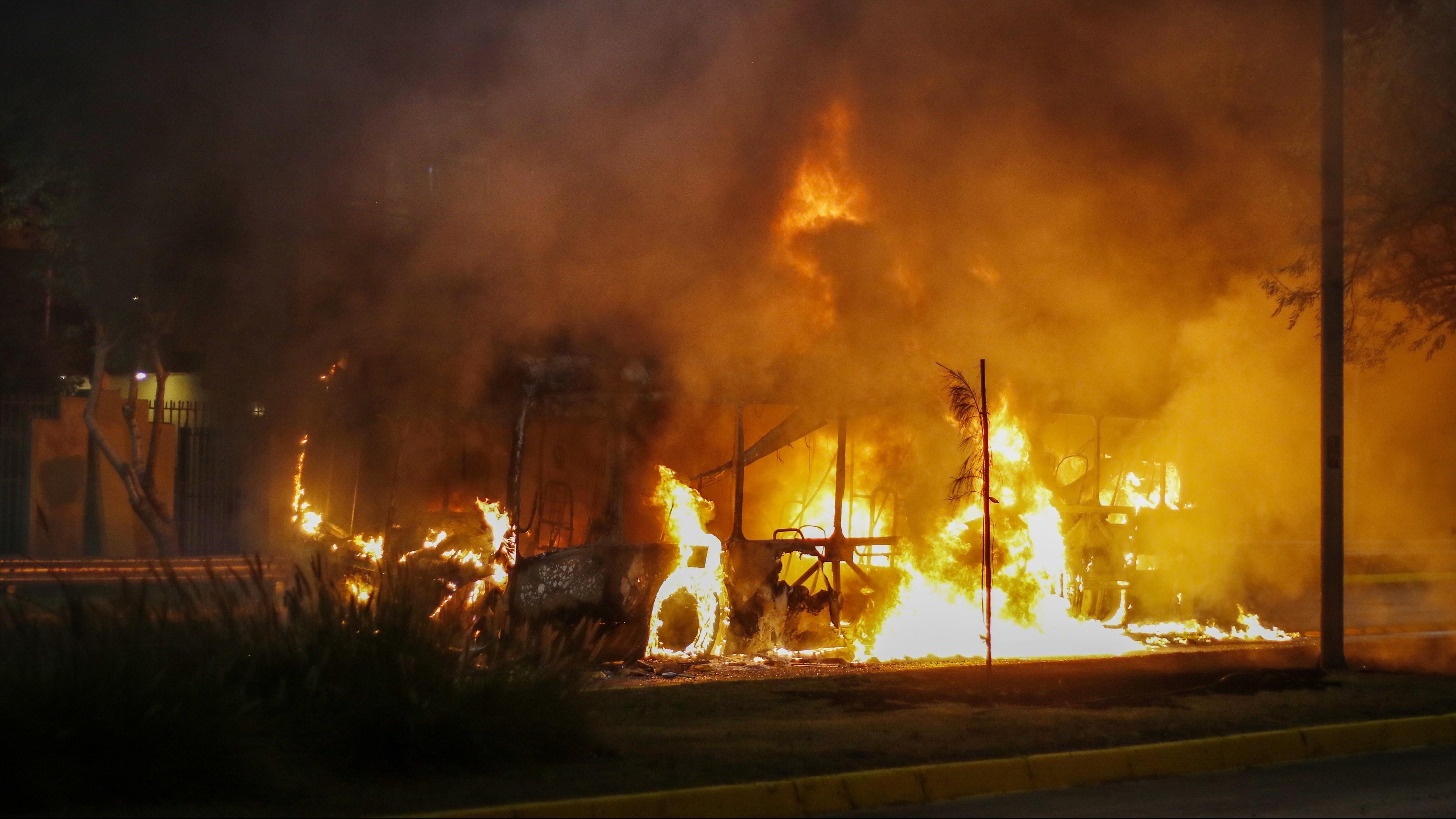 29 de marzo del 2021/SANTIAGOBus se incendia en Av. Gracia, con Obispo Orrego, en la comuna de Ñuñoa, en el marco de una nueva jornada de la conmemoración del día del Joven Combatiente.
FOTO: SEBASTIAN BELTRAN GAETE/AGENCIAUNO