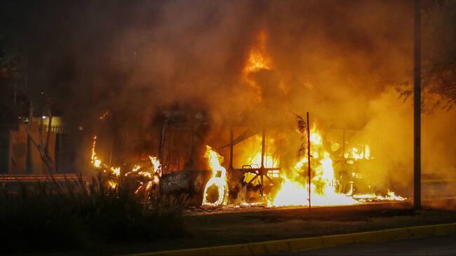 29 de marzo del 2021/SANTIAGOBus se incendia en Av. Gracia, con Obispo Orrego, en la comuna de Ñuñoa, en el marco de una nueva jornada de la conmemoración del día del Joven Combatiente.
FOTO: SEBASTIAN BELTRAN GAETE/AGENCIAUNO