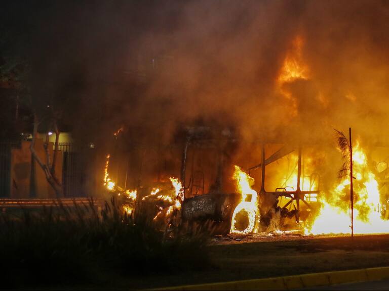 29 de marzo del 2021/SANTIAGOBus se incendia en Av. Gracia, con Obispo Orrego, en la comuna de Ñuñoa, en el marco de una nueva jornada de la conmemoración del día del Joven Combatiente.
FOTO: SEBASTIAN BELTRAN GAETE/AGENCIAUNO