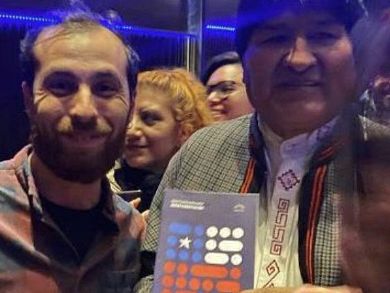 No era fake news: foto de Evo Morales con el borrador de la nueva Constitución es real