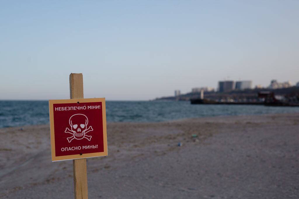 Aviso de la presencia de minas en una playa del puerto de Odessa