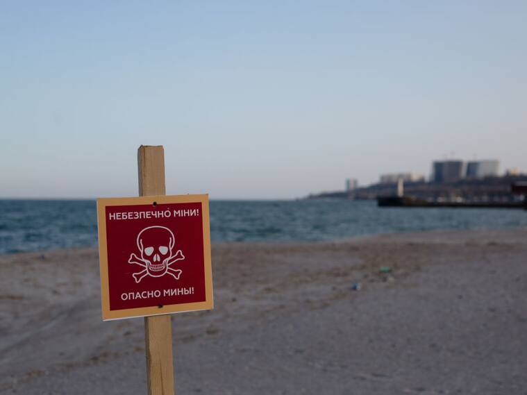 Aviso de la presencia de minas en una playa del puerto de Odessa
