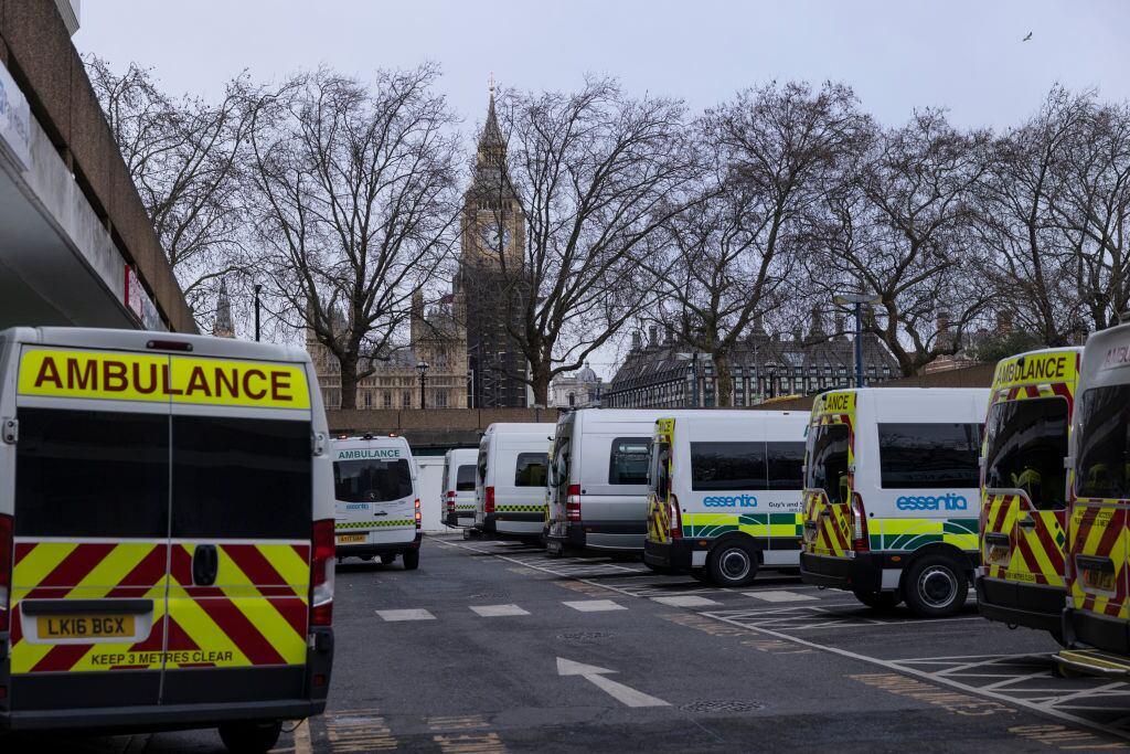 Ambulancias dejaron pacientes con covid-19 en un hospital de Londres