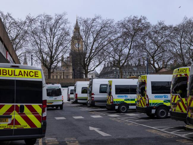 Ambulancias dejaron pacientes con covid-19 en un hospital de Londres