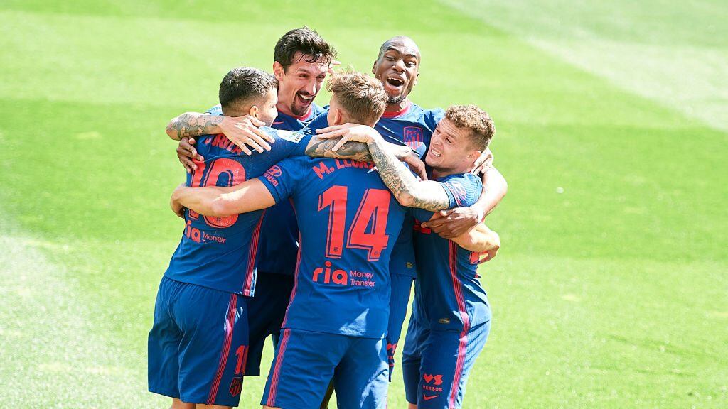 ELCHE, SPAIN - MAY 01: Marcos Llorente of Atletico de Madrid celebrates after scoring goal with his teammates during the La Liga Santander match between Elche CF and Atletico de Madrid at Estadio Martinez Valero on May 01, 2021 in Elche, Spain. Sporting stadiums around Spain remain under strict restrictions due to the Coronavirus Pandemic as Government social distancing laws prohibit fans inside venues resulting in games being played behind closed doors. (Photo by Aitor Alcalde Colomer/Getty Images)