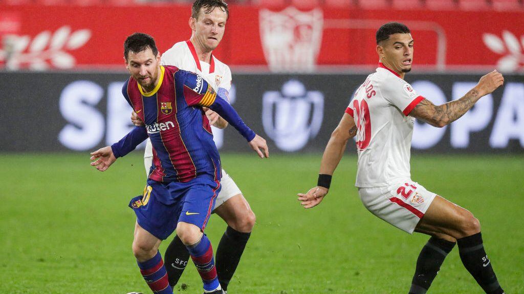 SEVILLA, SPAIN - FEBRUARY 10: (L-R) Lionel Messi of FC Barcelona, Ivan Rakitic of Sevilla FC, Diego Carlos of Sevilla FC during the Spanish Copa del Rey  match between Sevilla v FC Barcelona at the Estadio Ramon Sanchez Pizjuan on February 10, 2021 in Sevilla Spain (Photo by David S. Bustamante/Soccrates/Getty Images)
