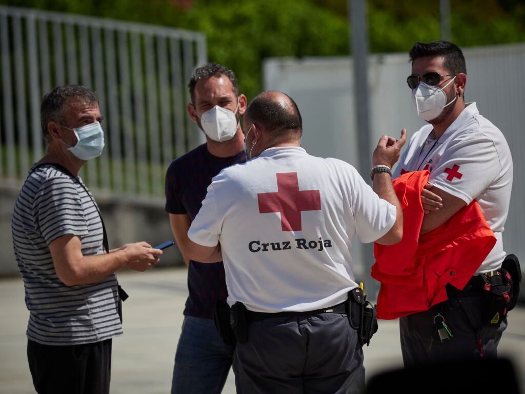 Trabajadores de la Cruz Roja preparan testeos masivos en Pamplona