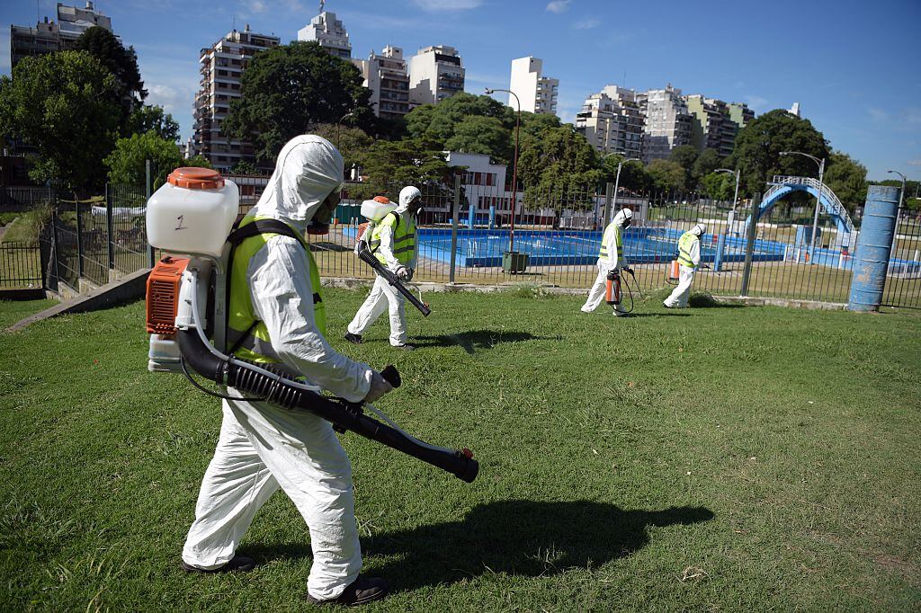 Trabajadores desinfectan contra el Covid-19 y el dengue en Buenos Aires