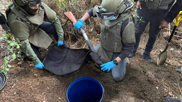 Encuentran armas enterradas en región del Biobío: investigan posible vinculación con triple asesinato de Carabineros en Cañete