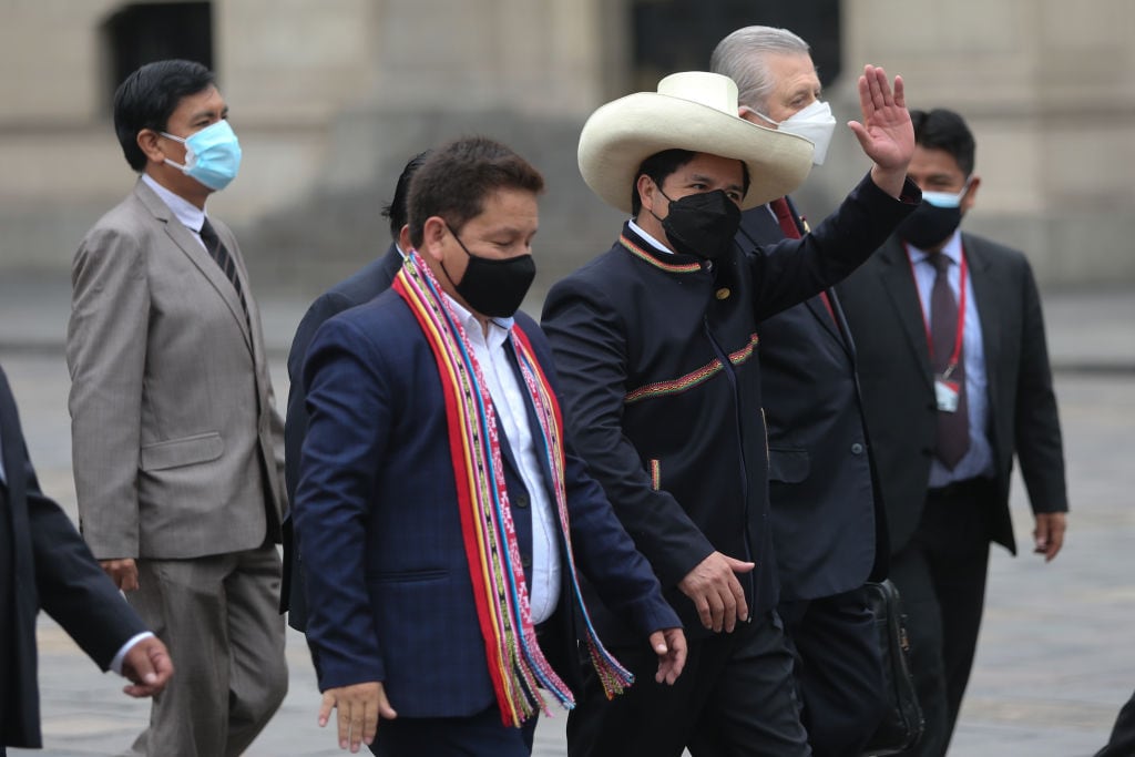 El presidente peruano Pedro Castillo junto a miembros de su gabinete