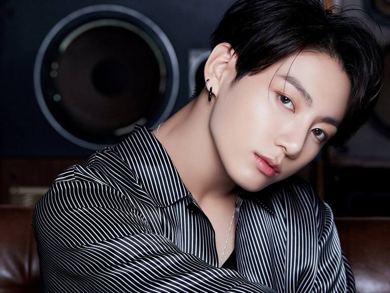 Jungkook de BTS fue comparado con Eren Jaeger de «Shingeki no Kyojin» en nueva foto grupal de la boyband