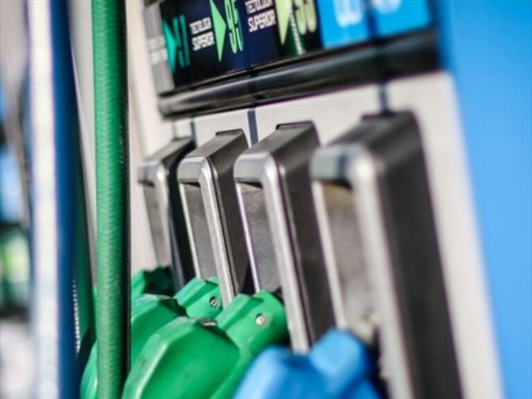 Baja el precio de los combustibles, incluido el diésel