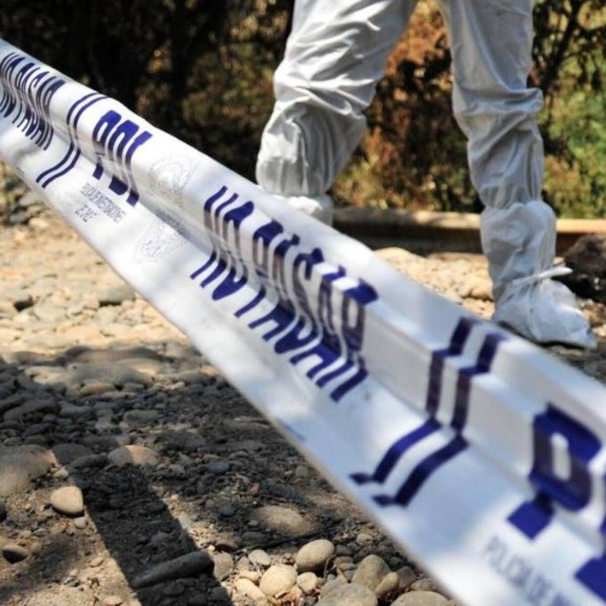 Desde el maletero de una camioneta: sujetos abandonan cuerpo baleado en sitio eriazo de Bajos de Mena