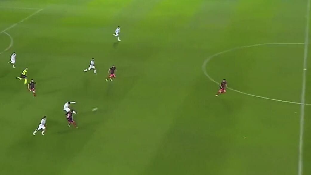 Mateo Coronel enloquece a Argentina con golazo desde 70 metros