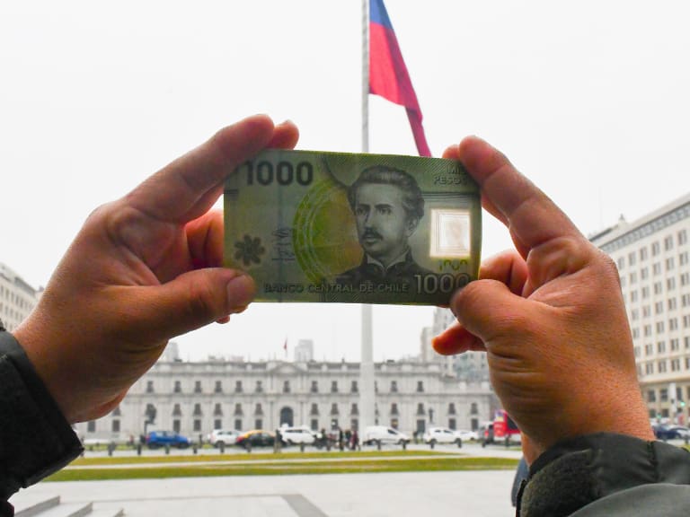 ¿Tienes uno? Así es el raro y valioso billete de $1.000 que podría venderse en hasta $500 mil en Chile
