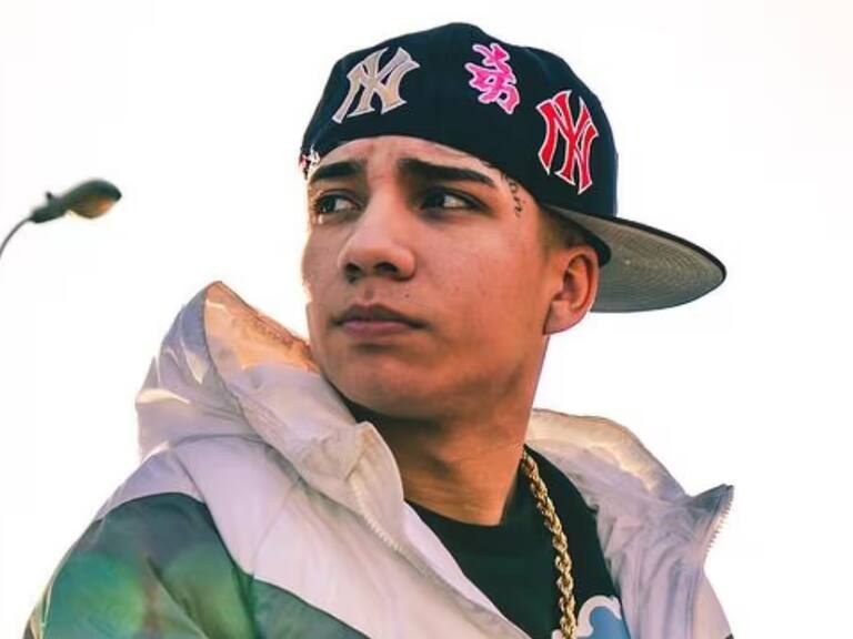 Jairo Vera reaparece en redes sociales en medio de su arresto domiciliario: posó junto a arreglo floral para ‘Baby Bandito’