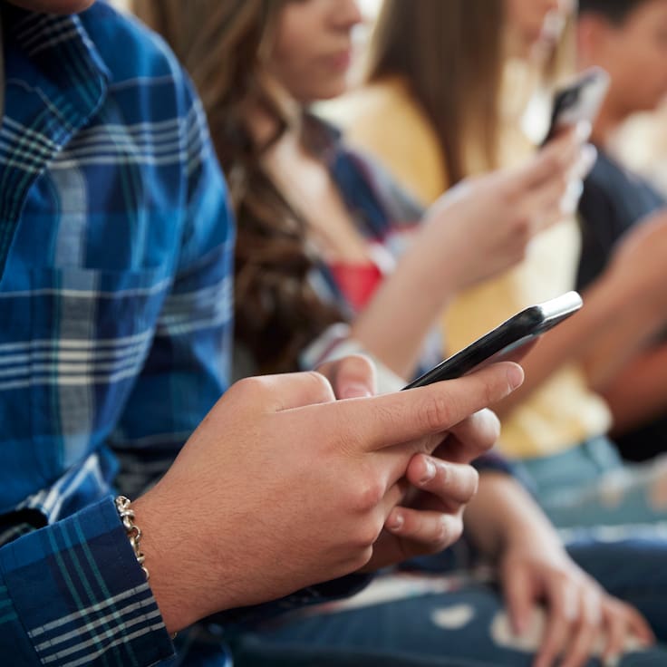 Prohibición de redes sociales en menores de 16 años reabre debate por salud mental y protección infantil