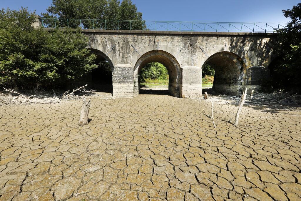 Un puente en Francia sobre un río sin agua por la grave sequía que afecta a muchas zonas del planeta por el calentamiento global