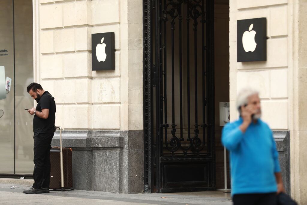 Entrada a una tienda de Apple en la ciudad de París en Francia