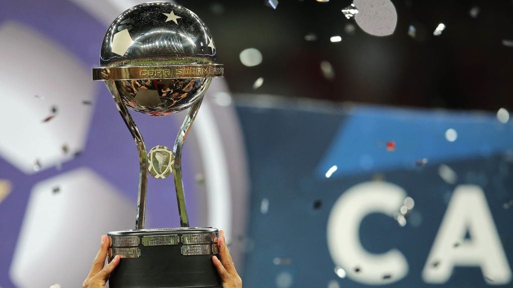 Brazil's Atletico Paranaense's players celebrate with the trophy after winning over Colombia's Junior during the 2018 Copa Sudamericana second leg final football match at the Arena da Baixada stadium in Curitiba, Brazil, on December 12, 2018. (Photo by Heuler Andrey / AFP)        (Photo credit should read HEULER ANDREY/AFP via Getty Images)