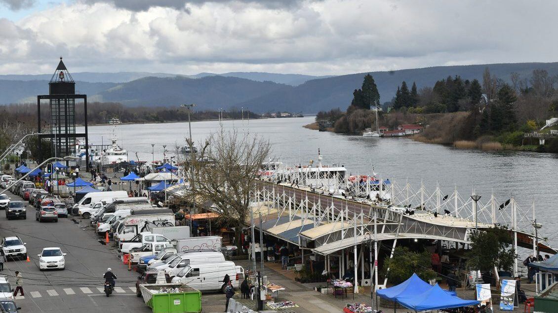 31 Agosto 2021/ VALDIVIALa ciudad presenta buena calidad del aire, vista desde el puente Pedro de Valdivia hacia el muelle Schuster de la ciudad.
FOTO. MIGUEL ANGEL BUSTOS/ AGENCIA UNO