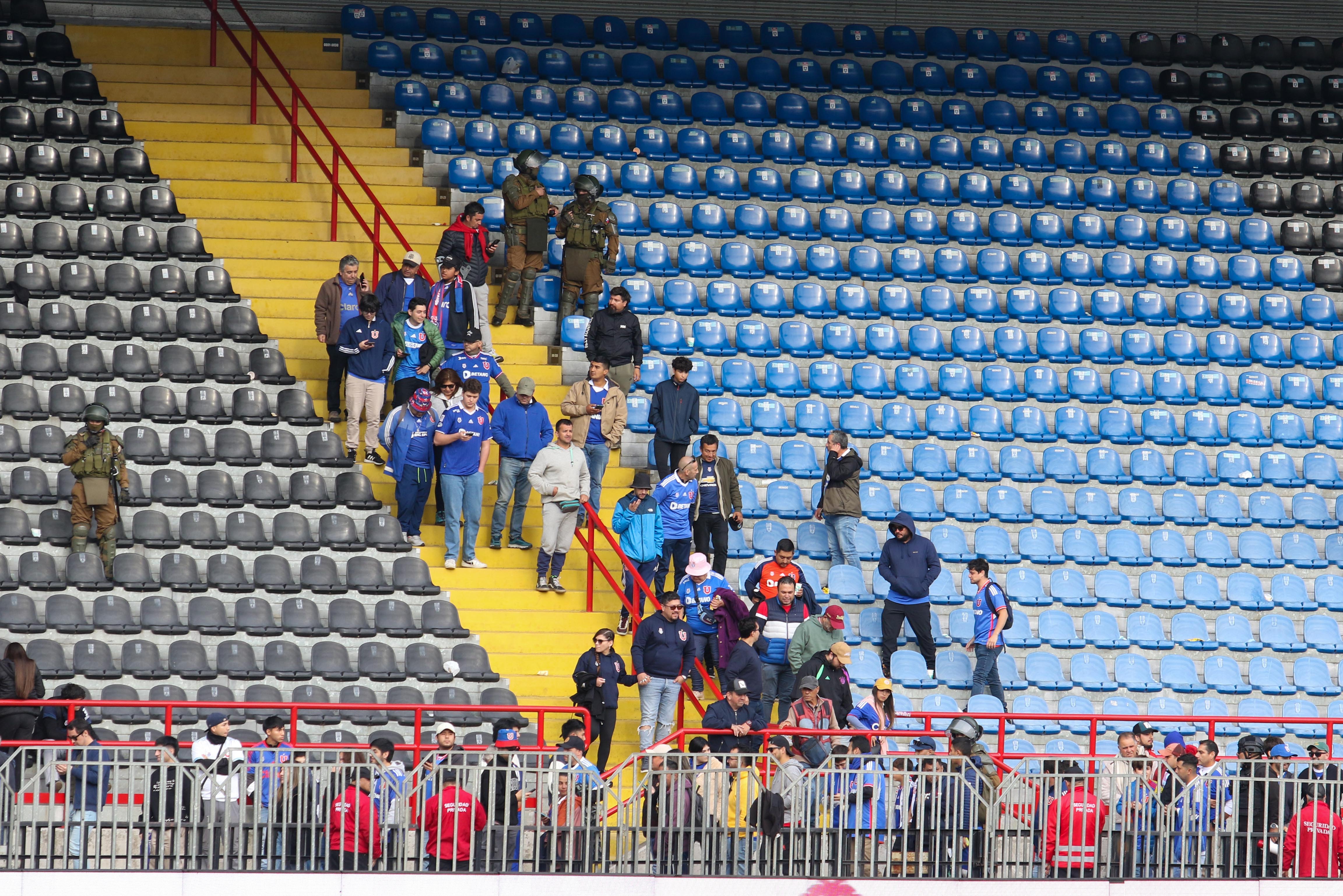 28 de Abril de 2024/TALCAHUANO
Carabineros desaoljando al publico por aviso de bomba,durante el partido válido por la decima fecha del Campeonato Nacional Itau, entre Huachipato y Universidad de Chile, disputado en el Estadio CAP-Acero de Talcahuano.
FOTO: DANIEL PINO/AGENCIAUNO