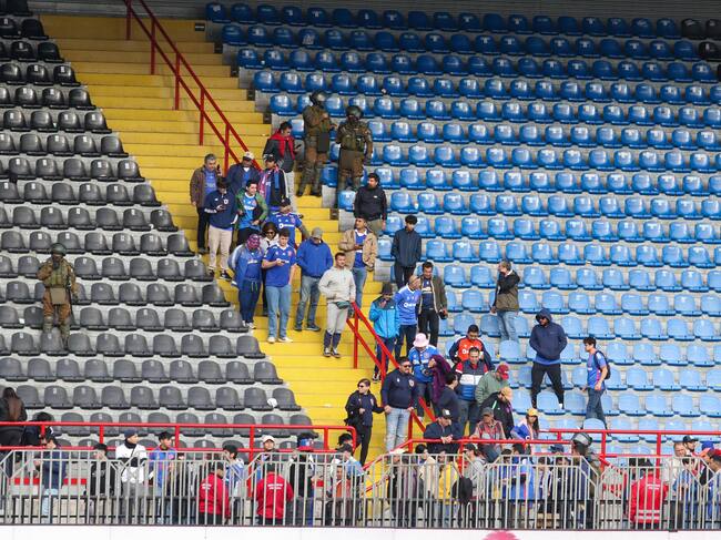 28 de Abril de 2024/TALCAHUANO
Carabineros desaoljando al publico por aviso de bomba,durante el partido válido por la decima fecha del Campeonato Nacional Itau, entre Huachipato y Universidad de Chile, disputado en el Estadio CAP-Acero de Talcahuano.
FOTO: DANIEL PINO/AGENCIAUNO
