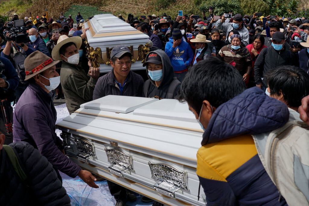 Pueblo originario traslada los cuerpos de tres niños asesinados en Guatemala