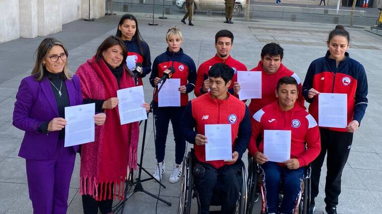 Deportistas y diputadas solicitan entregar departamentos de la Villa Panamericana a medallistas de Santiago 2023