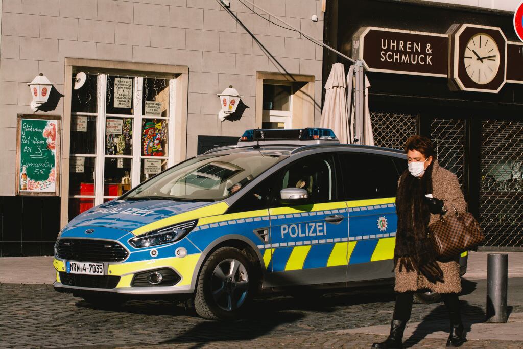La policía alemana vigila el cumplimiento de las restricciones por el Covid-19 en Colonia