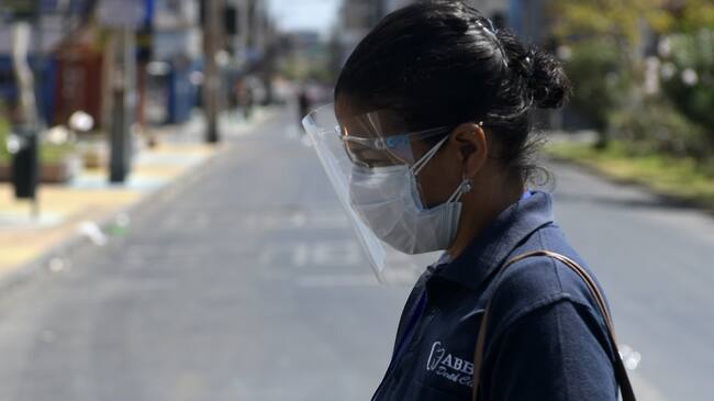 02 de Abril de 2021 / IQUIQUEUna mujer con protección facial y mascarilla camina por una calle durante la cuarentena en Viernes Santo..
FOTO: CRISTIAN VIVERO BOORNES/AGENCIAUNO