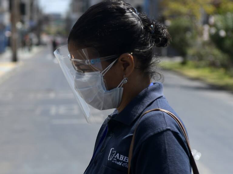 02 de Abril de 2021 / IQUIQUEUna mujer con protección facial y mascarilla camina por una calle durante la cuarentena en Viernes Santo..
FOTO: CRISTIAN VIVERO BOORNES/AGENCIAUNO