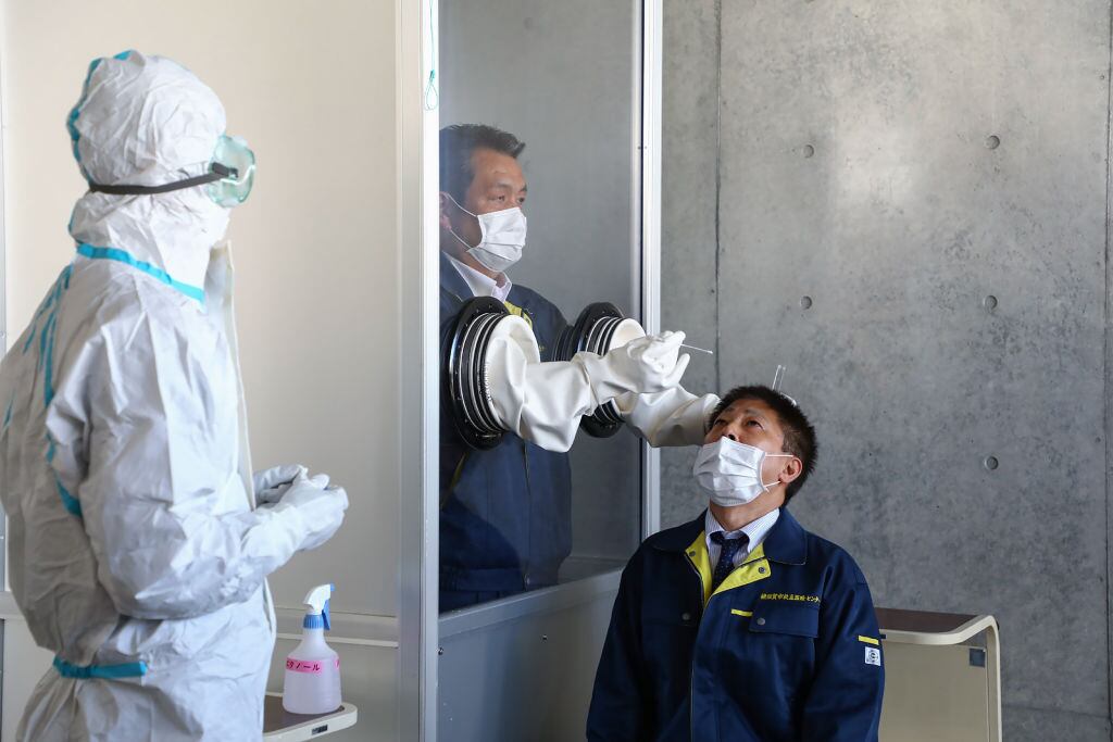 Médicos controlan con un test a un paciente del Covid-19 en Kanagawa