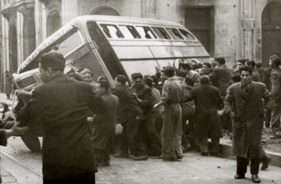 Sujetos vuelcan una micro durante incidentes, por aumento del precio de la locomoción colectiva, durante gobierno de Gabriel Gonzalez Videla / Archivo Zig-Zag/Quimantú