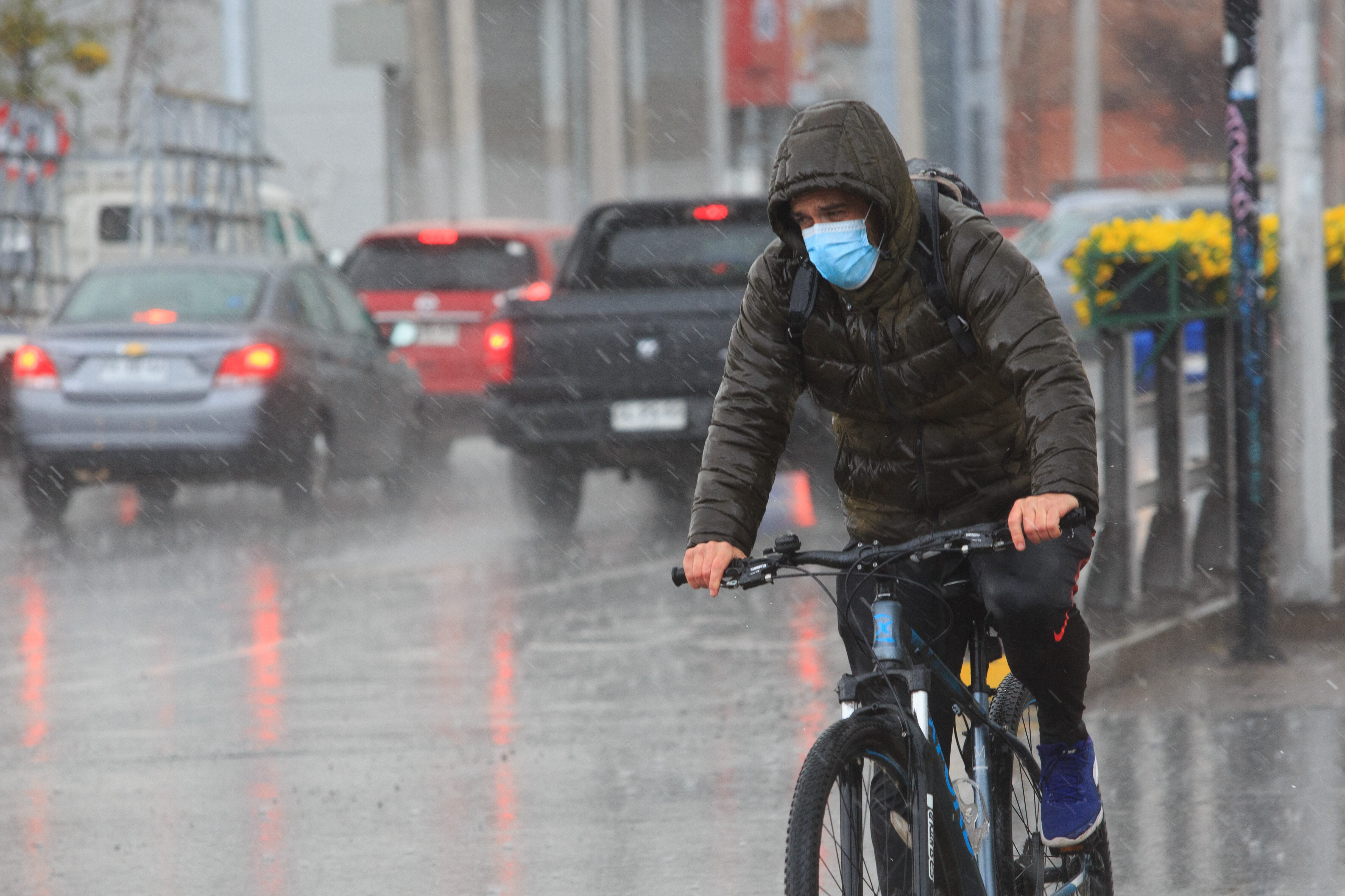 Durante esta jornada seguirán las bajas temperaturas. Además se esperan precipitaciones y vientos fuertes en gran parte del sur de Chile.