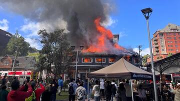 Incendio en pleno centro de Puerto Varas moviliza a todas las unidades de bomberos locales y solicita apoyo de ciudades vecinas